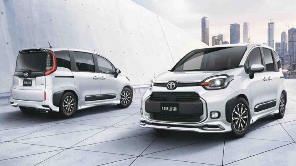 La nuova Toyota Sienta assomiglia a una Panda allungata