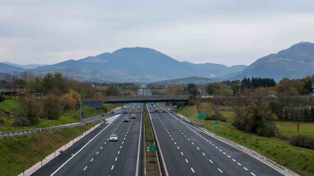 Sorpasso a destra: i casi in cui è possibile in autostrada