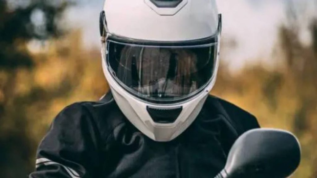 Casco moto, mai circolare con la visiera aperta: non solo la multa | Ti confiscano tutto quanto