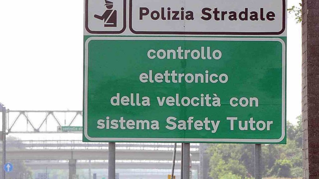 Guida in autostrada, ti controllano tutto così: ecco la verità