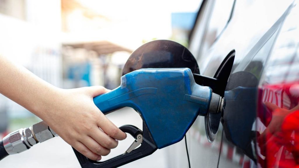 Benzina gratis per tutti: finalmente se ne sono resi conto | Ecco come prenderla