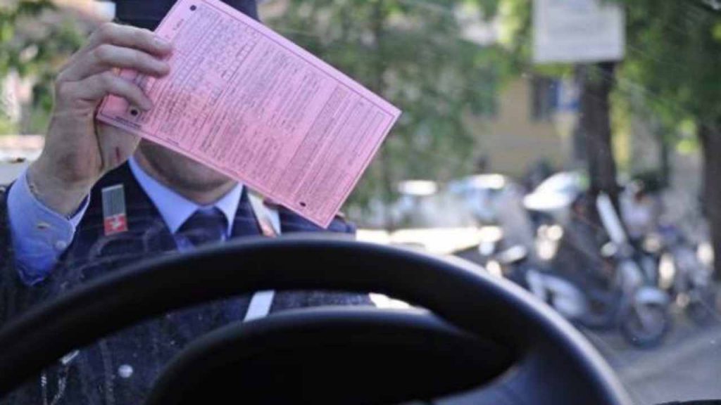 Auto in strada, non puoi farlo assolutamente: fino a ieri nessuno ti ha detto nulla | la multa è molto salata