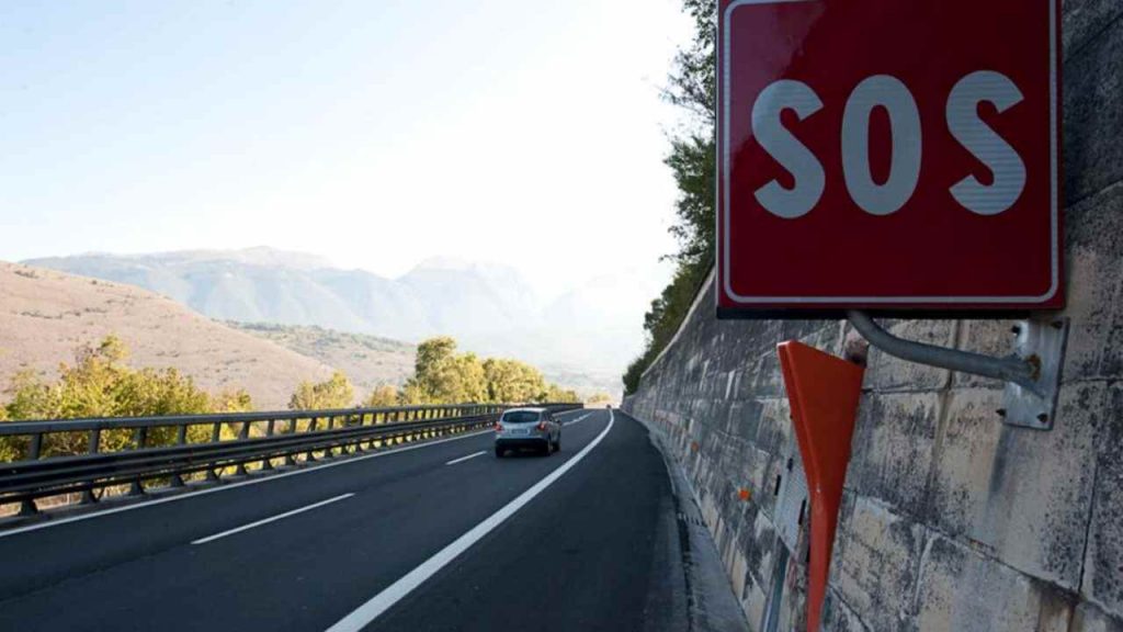 Le vedi sempre sulla strada ma non sai a cosa servono: da oggi ti salveranno la vita