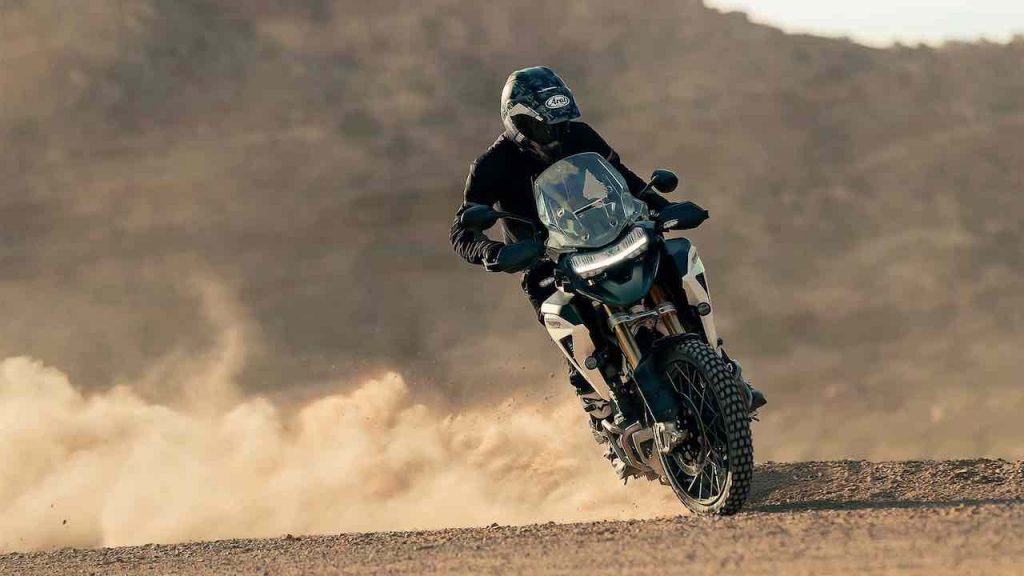 Moto, confronto di prestazioni tra Tiger 1200, 1290 Super Adventure R e Africa Twin VIDEO