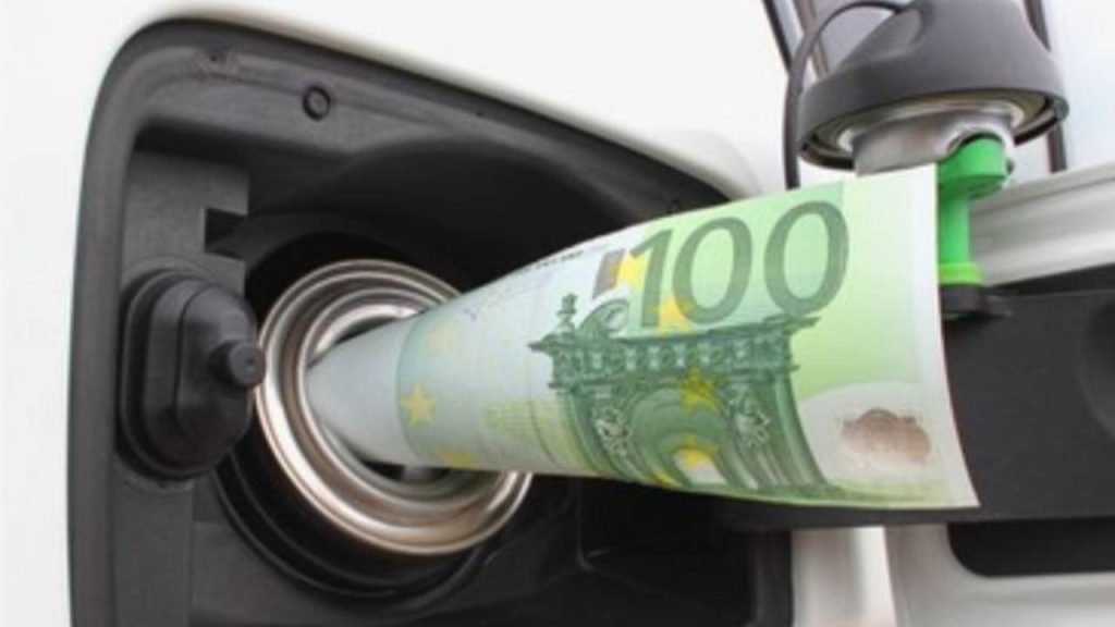 Benzina, il trucco illegale per risparmiare: cammini praticamente a gratis