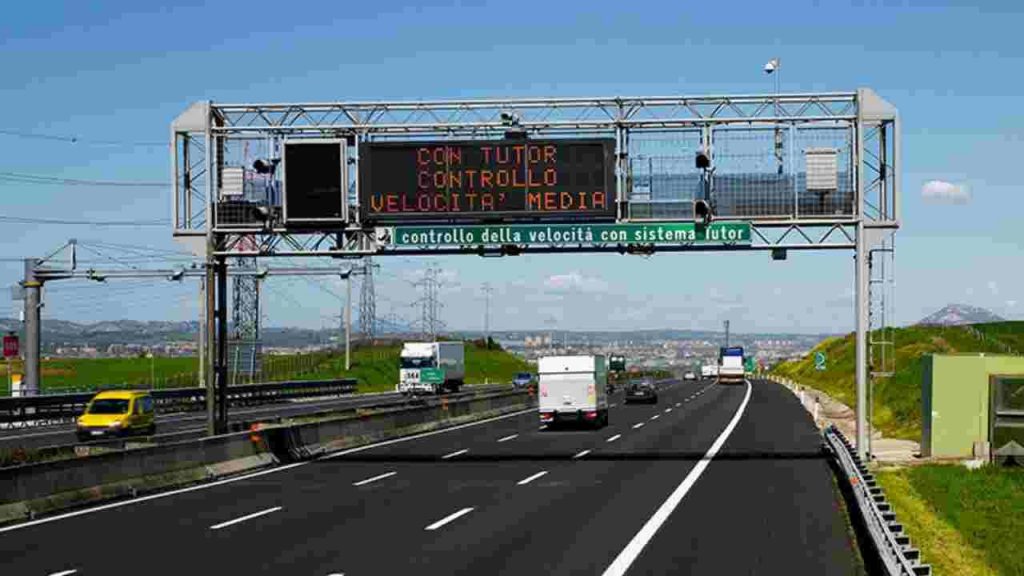 Autostrada, arriva l’abbassamento del limite: se passa la legge sono guai