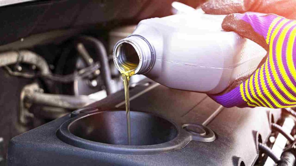 Olio motore, non metterlo così: distruggi il motore | Nessuno lo sapeva