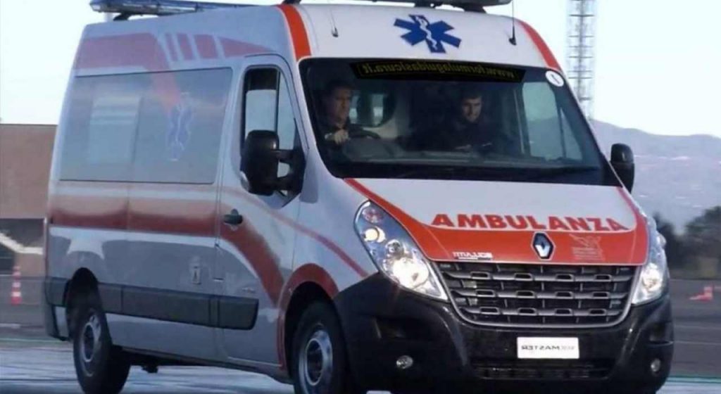 Ambulanza in corsa, non fare mai questa cosa: non lo sa nessuno ma è vietato