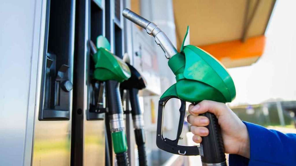 Benzina a 1,30: finalmente arriva la conferma in queste ore | Italiani in festa