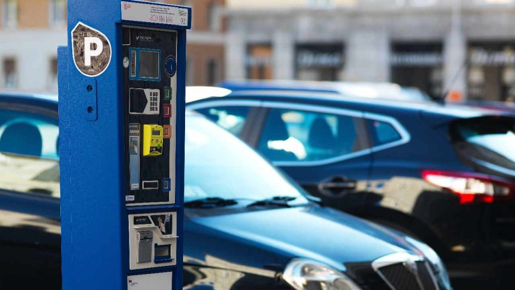 Parcheggi sulle strisce blu, da oggi anche per te diventano gratis: È tutto legale