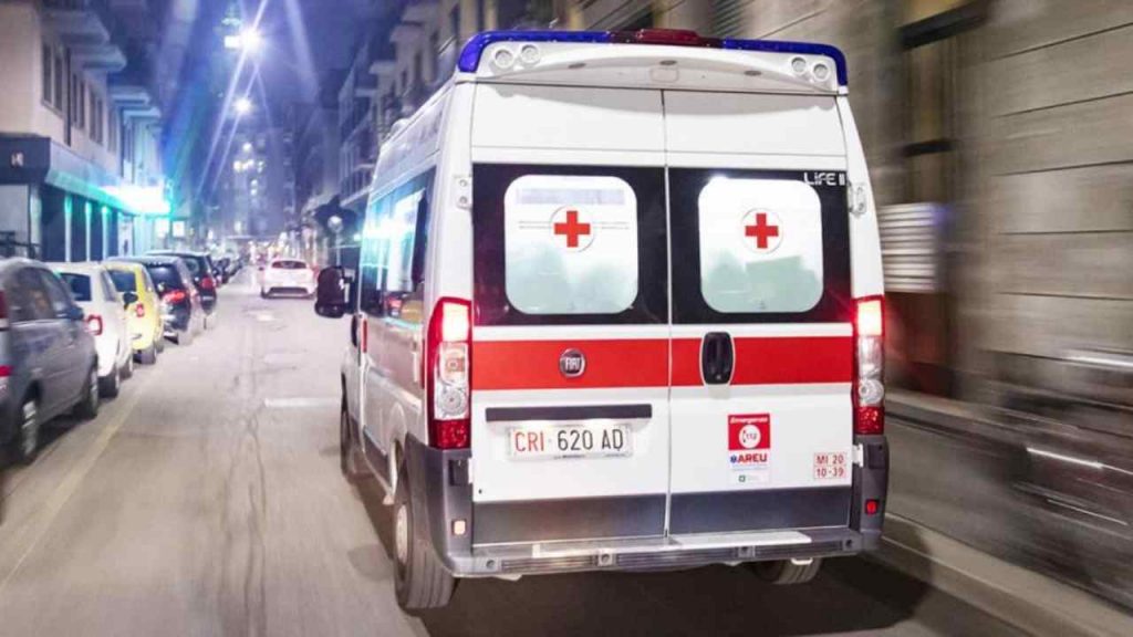 Ambulanza, quando la vedi non devi assolutamente accostare: la legge parla chiaro | Rischi la multa