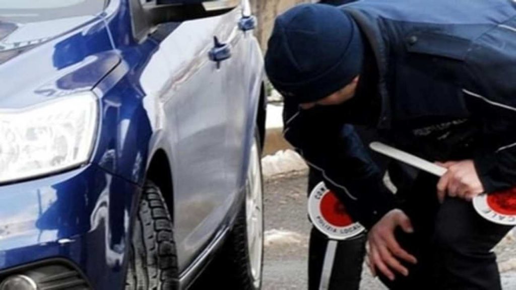 Gomme auto, scattano i controlli sul nuovo obbligo: controlla subito come sei messo | Ti tolgono la patente