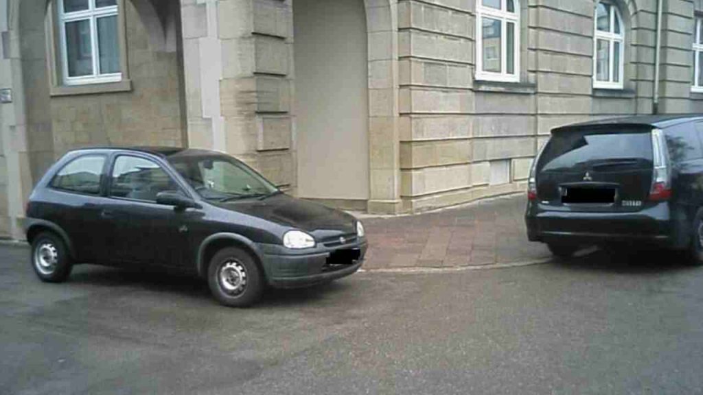 Parcheggio in strada, non lo sai ma non puoi mettere l’auto così: la multa è una sassata