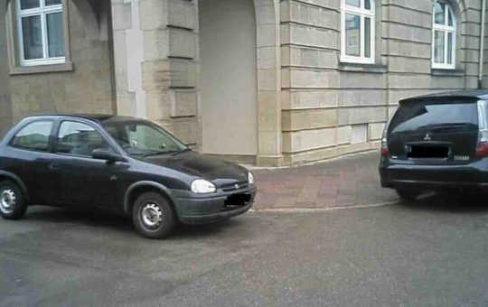 Parcheggiare in prossimità di un incrocio, ecco divieti e sanzioni