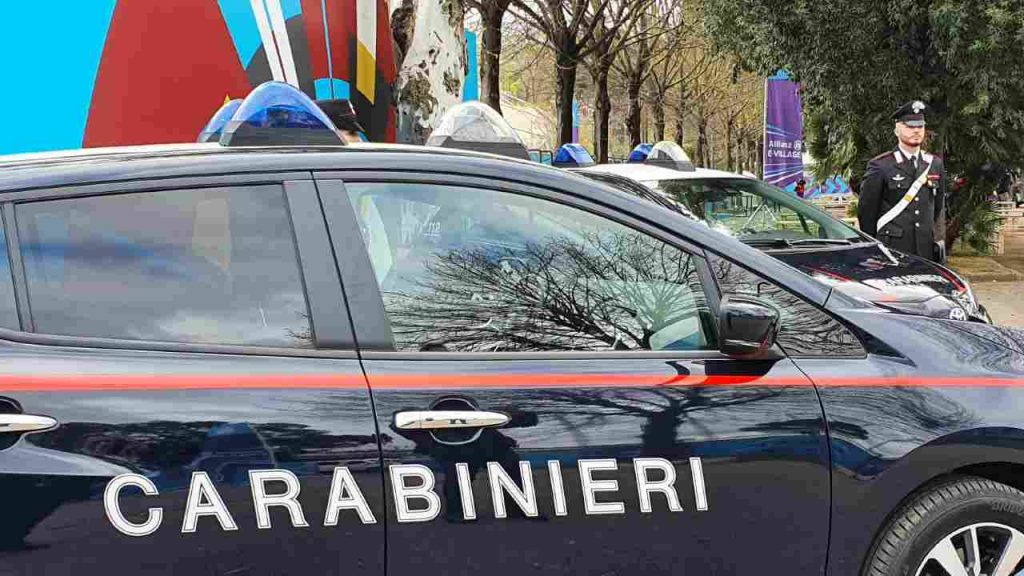 Camicia sul vetro dell’auto, non toccarla mai: sali in auto e corri in caserma