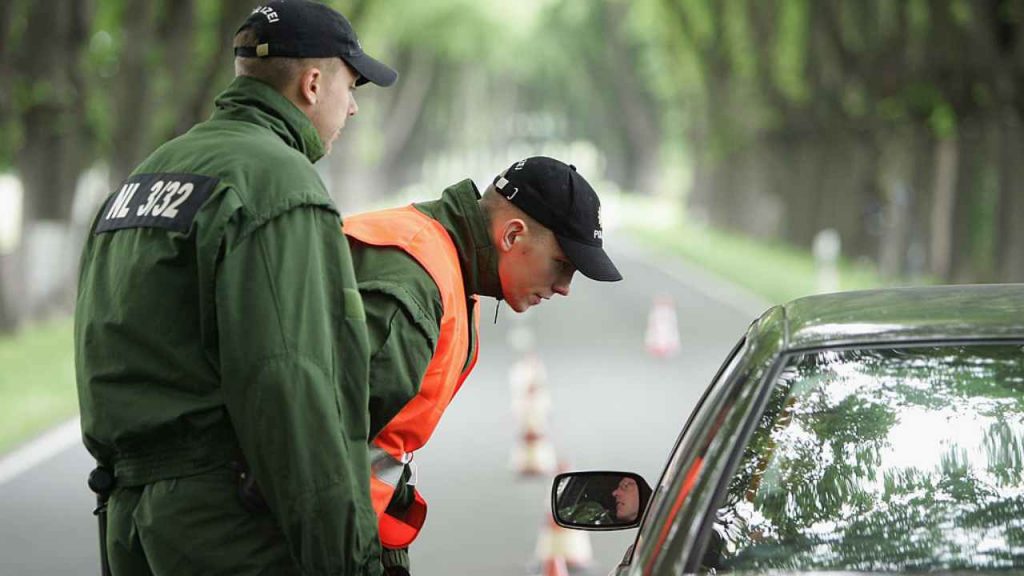 Posto di blocco, ti ritirano la patente per questo: stanno facendo una strage