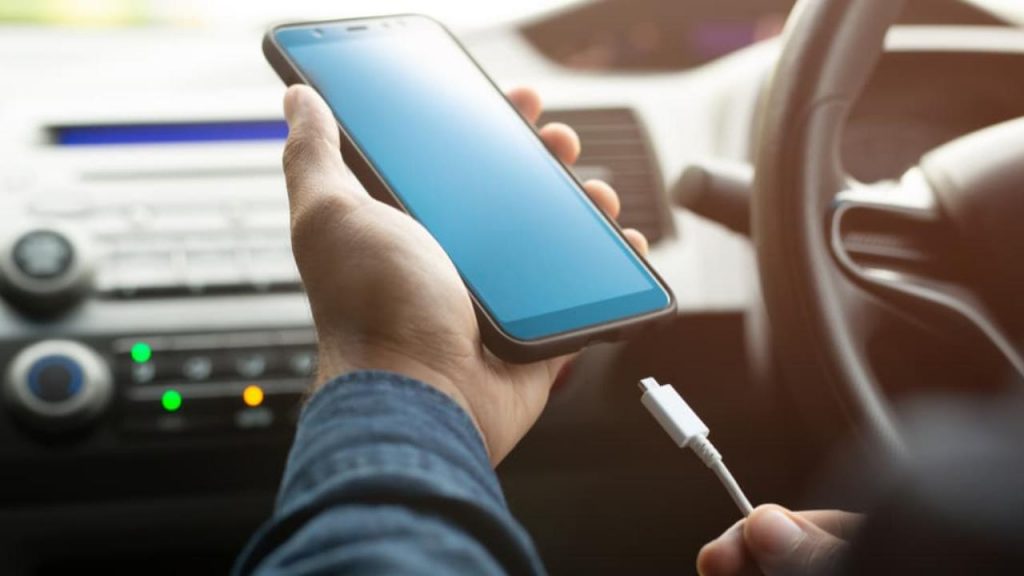 Ricarica telefono in auto, fai grande attenzione: in questo modo butti via la batteria