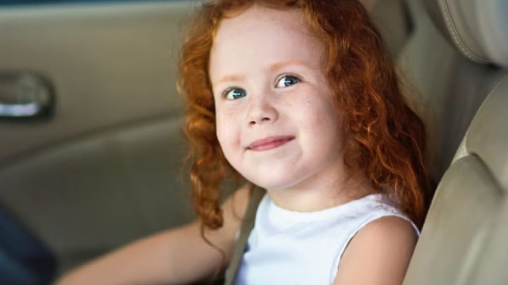 Guida con bambini in auto, da oggi non farlo mai più nella vita: ti sequestrano la macchina