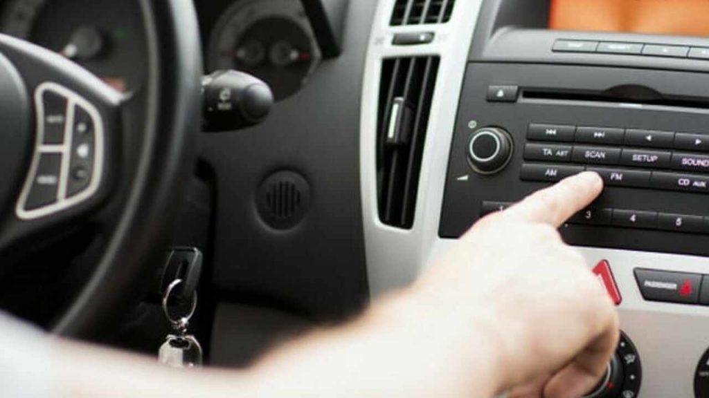 Addio radio in auto, la legge è cambiata: spegnila subito | Se ti beccano ti fanno piangere