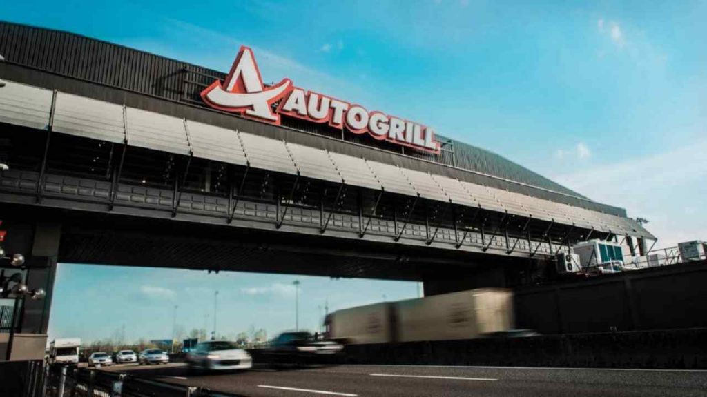 Autogrill, la notizia drammatica: chiude i battenti così | Non c’è stato nulla da fare