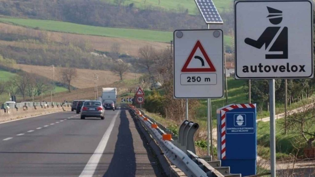 Nuovo dispositivo sulle strade, se lo vedi devi preoccuparti: stanno arrivando multe a tutti