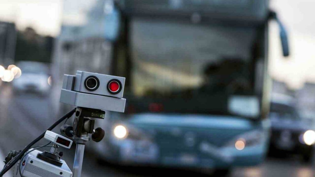 Autovelox ‘invisibili’, la verità che ha sconvolto gli automobilisti: non fai in tempo a notarli che ormai è troppo tardi | Multe a raffica