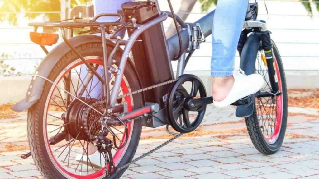 Biciclette elettriche, scatta l’obbligo: senza patente e targa non puoi più circolare