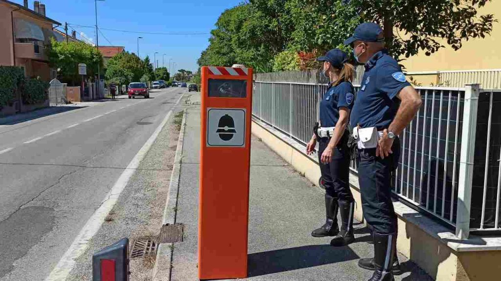 Autovelox, ti basta fare così e la multa non la paghi: questo trucco non lo conosce nessuno