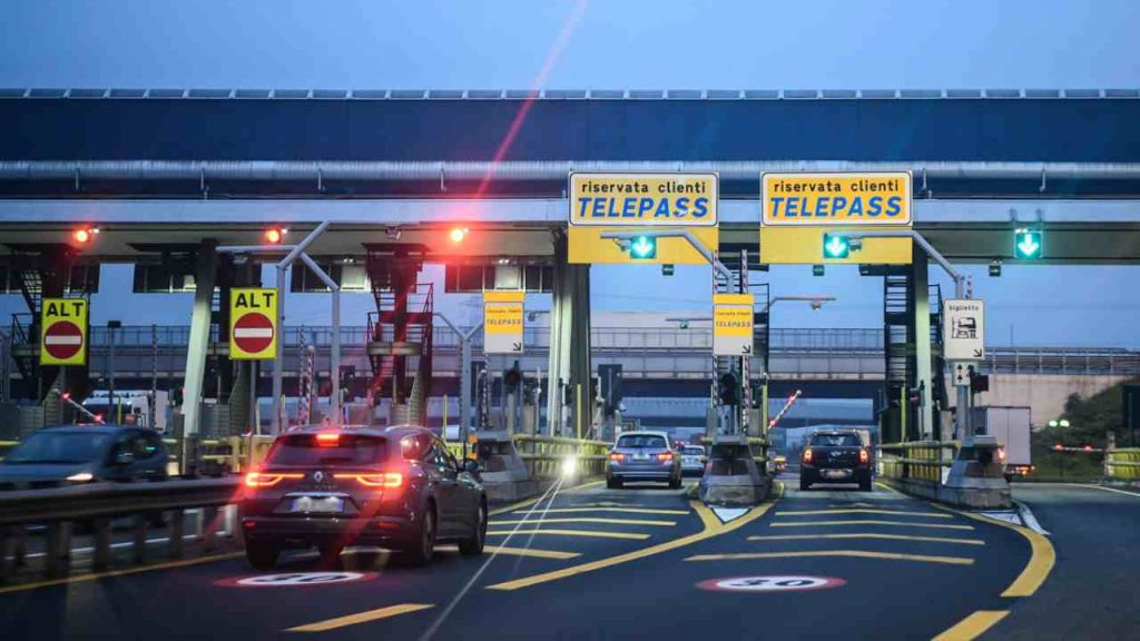 Telepass, nessuno lo sa ma non puoi passare così: rischi 5 anni di galera