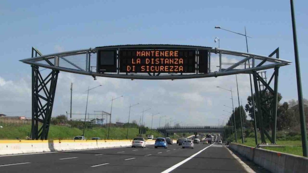 Guida in autostrada, la distanza di sicurezza aumenta veriginosamente: l’enorme cambiamento