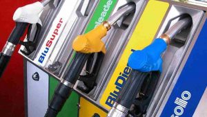 Come comportarsi ai distributori di benzina