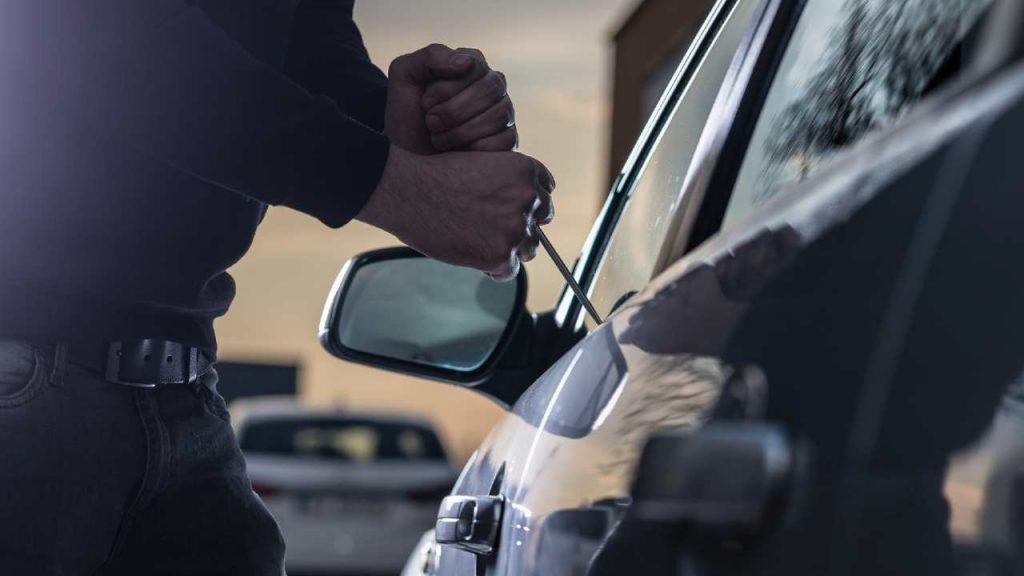 Oggi ti rubano l’auto con questa tecnica del treno: in un attimo se la portano via