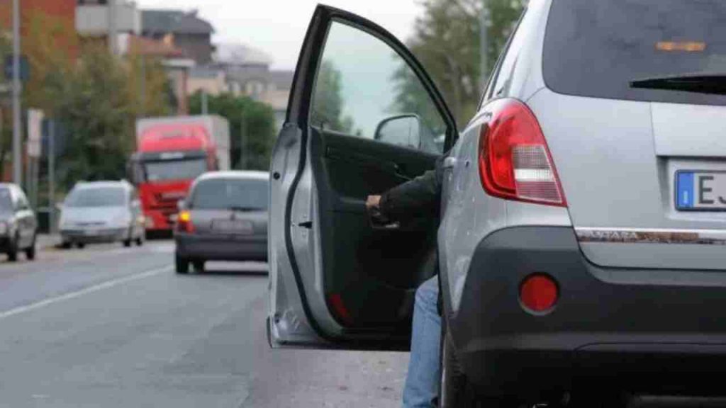 Portiera dell’auto, non aprirla mai più così: ti arriva la multa a casa