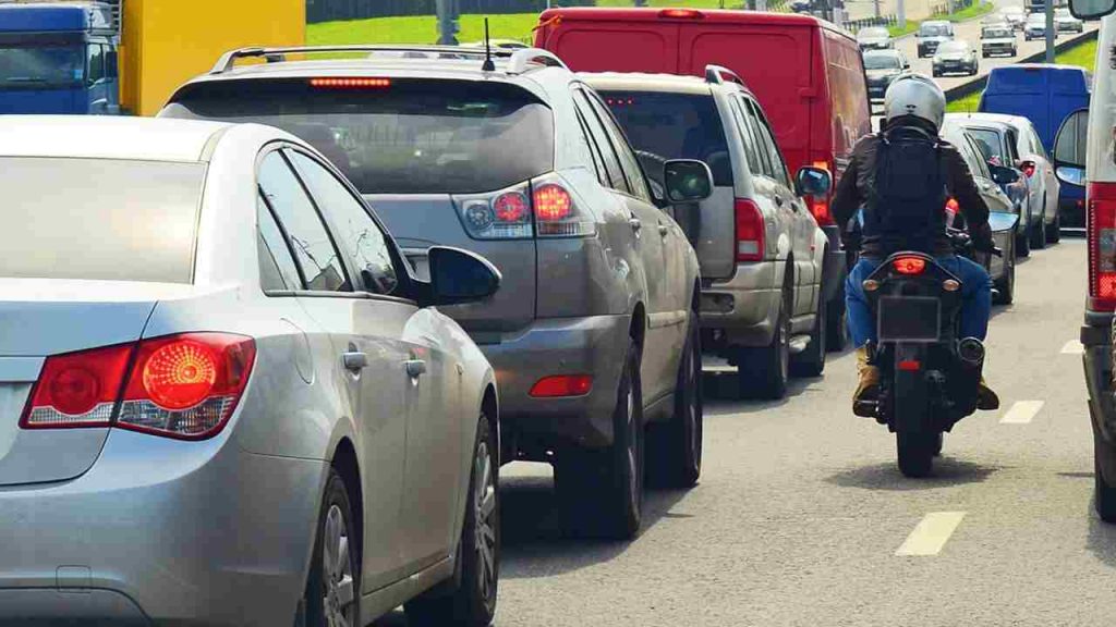 Codice della strada, questa manovra è diventata illegale: ti beccano sempre e ti levano lo stipendio in multa