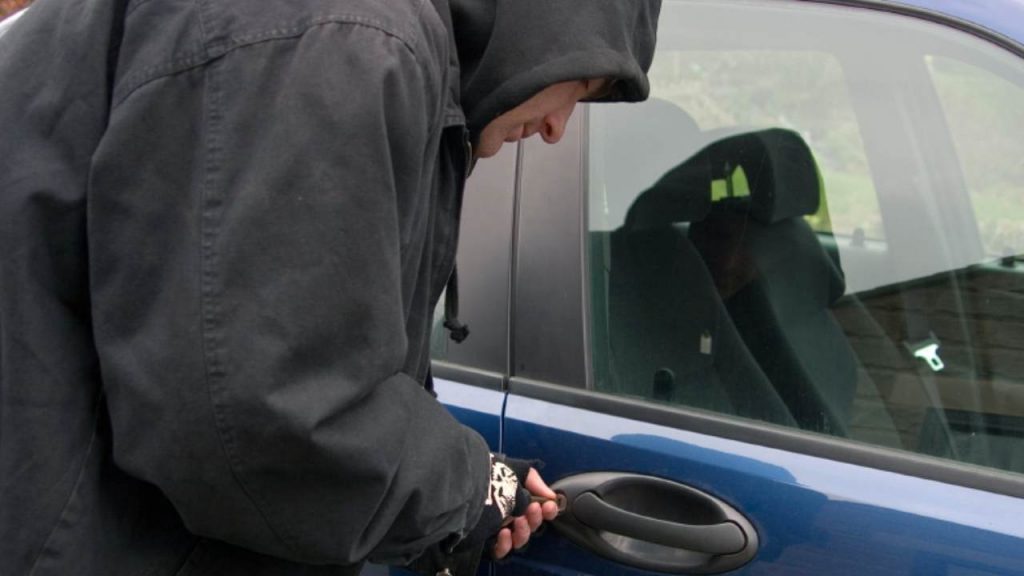 Se vedi una persona in questa posizione vicina alla tua auto corri dalla polizia: ti stanno portando via tutto