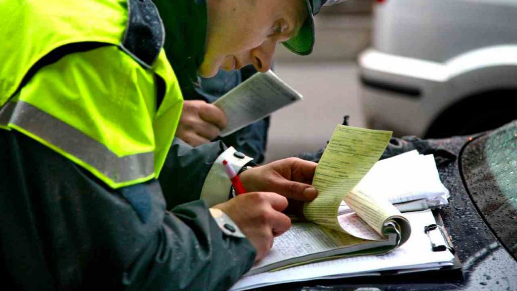 Non attaccare mai questo adesivo sulla tua macchina: se ti vedono sono 8000€ di multa