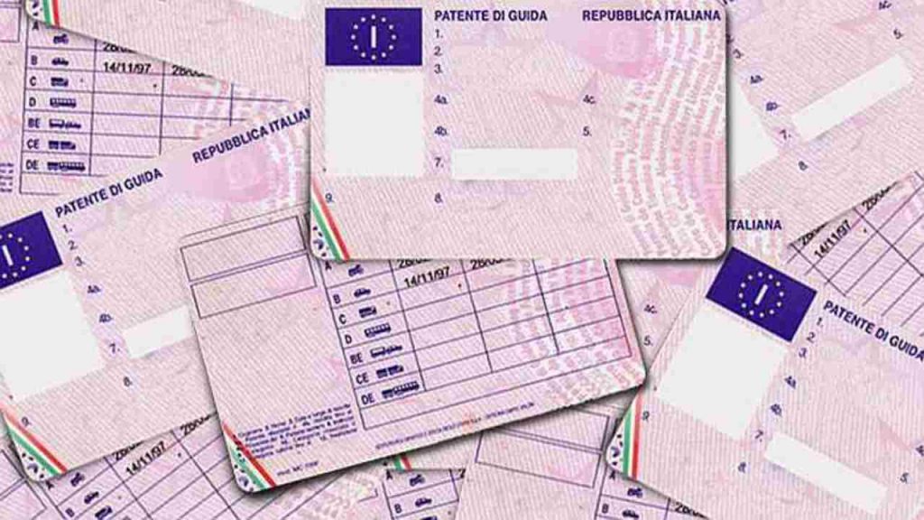 Patente, quella che hai non vale più ovunque: hai bisogno di questo foglio per guidare | La legge parla chiaro