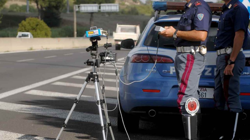 Autovelox, con questo trucco nessuno sta prendendo più le multe: Non farti fregare mai più