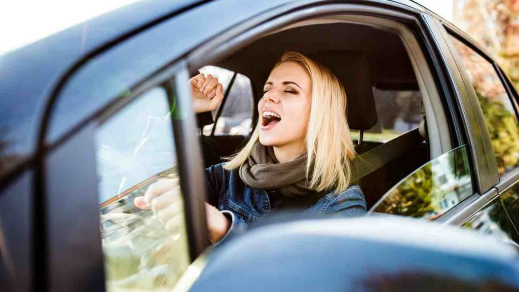 Dimenticati di cantare in auto la tua canzone preferita: la radio così è diventata illegale | Non puoi più usarla