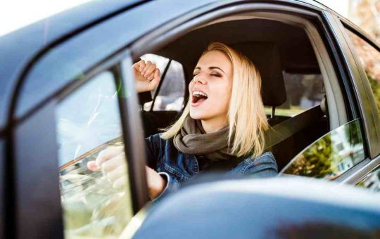 Ragazza canta alla guida