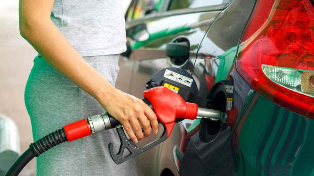 Pompa di benzina, il gancio sulla maniglia ha questa funzione: non è come credi