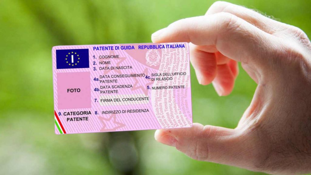 Patente, la legge è cambiata: dopo questa età cambia tutto | Colpiti anche i “giovani”