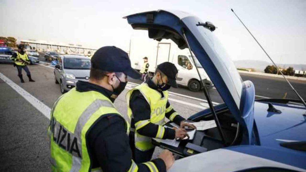 Patente, addio ai fastidiosi punti: da oggi ti basta pagare solo la multa | Il ritiro sarà un lontano ricordo