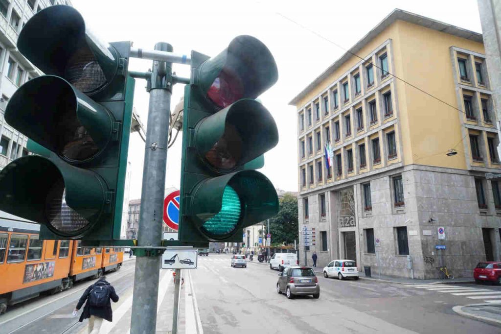 Semaforo , la strana legge sta colpendo tutti: passi con il verde ma vieni multato | Non farti fregare