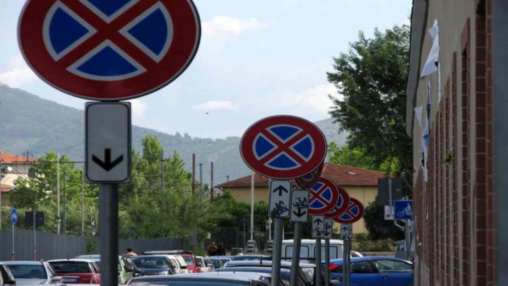 Divieto di sosta, da oggi puoi metterti in seconda fila: sembra incredibile ma è tutto vero