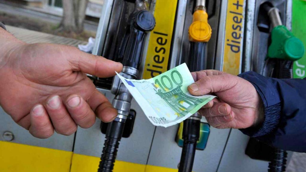 Guida in strada, ecco il trucco per dimezzare il consumo di benzina: è facilissimo e puoi farlo da subito