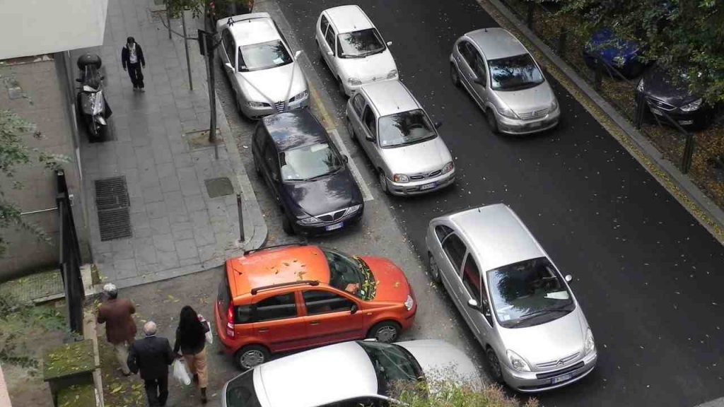 Parcheggio, sotto casa tua non metterla mai così: ti faranno vendere casa tua