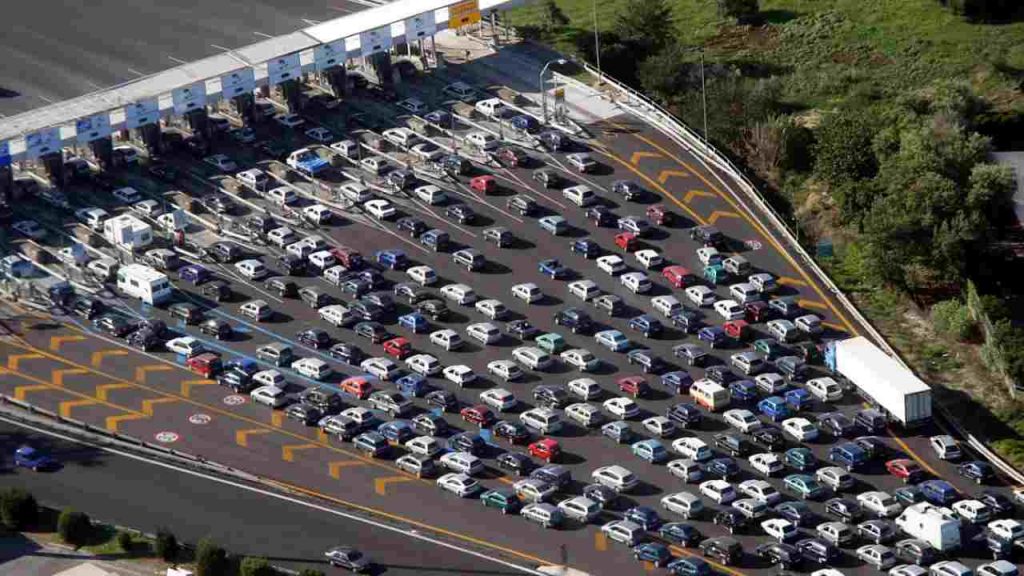 Autostrade, è scattato il divieto assoluto di circolazione senza questo: migliaia di persone bloccate così | Non puoi più prenderla