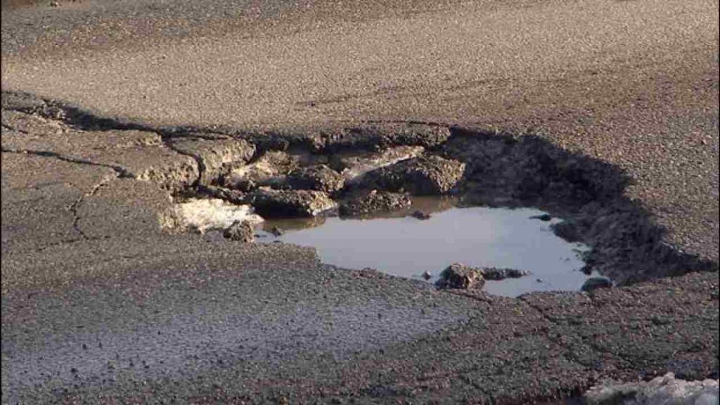 Buche sulle strade, se rompi la gomma così paghi tu: stai molto attento