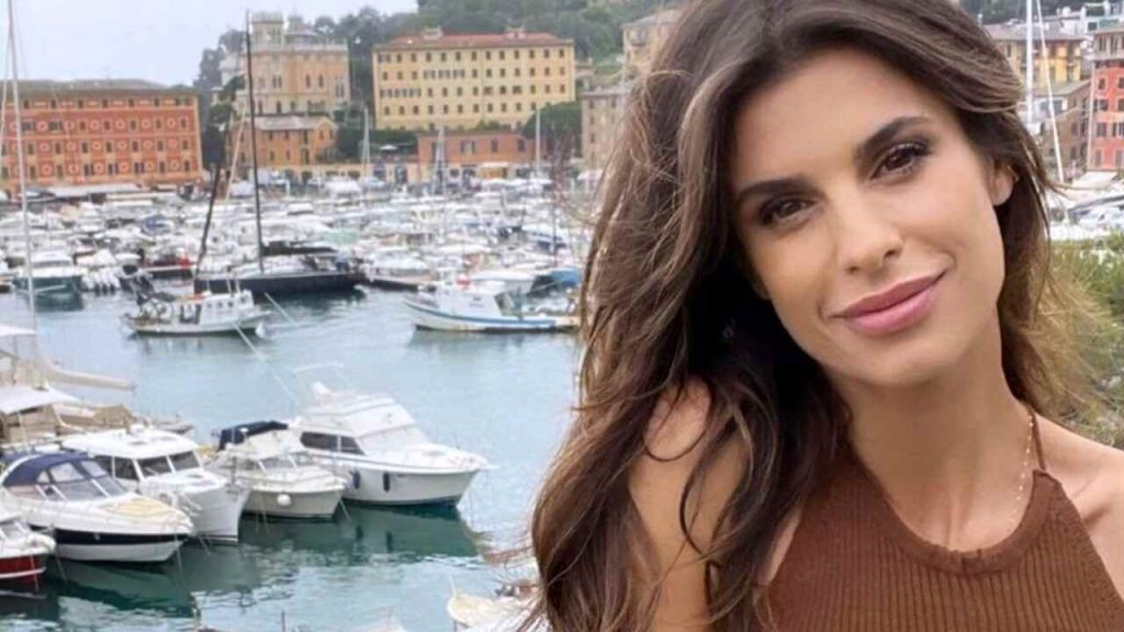 Elisabetta Canalis, la discesa dalla macchina la tradisce: dalla giacca si vede tutto | La visione del suo lato A è paradisiaca